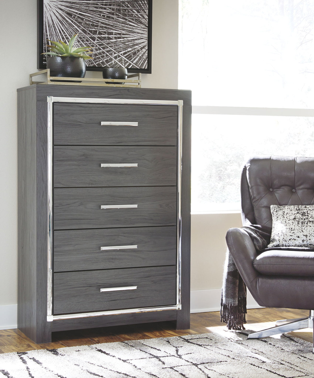 Lodanna - Five Drawer Chest - Gray by Ashley – view 4
