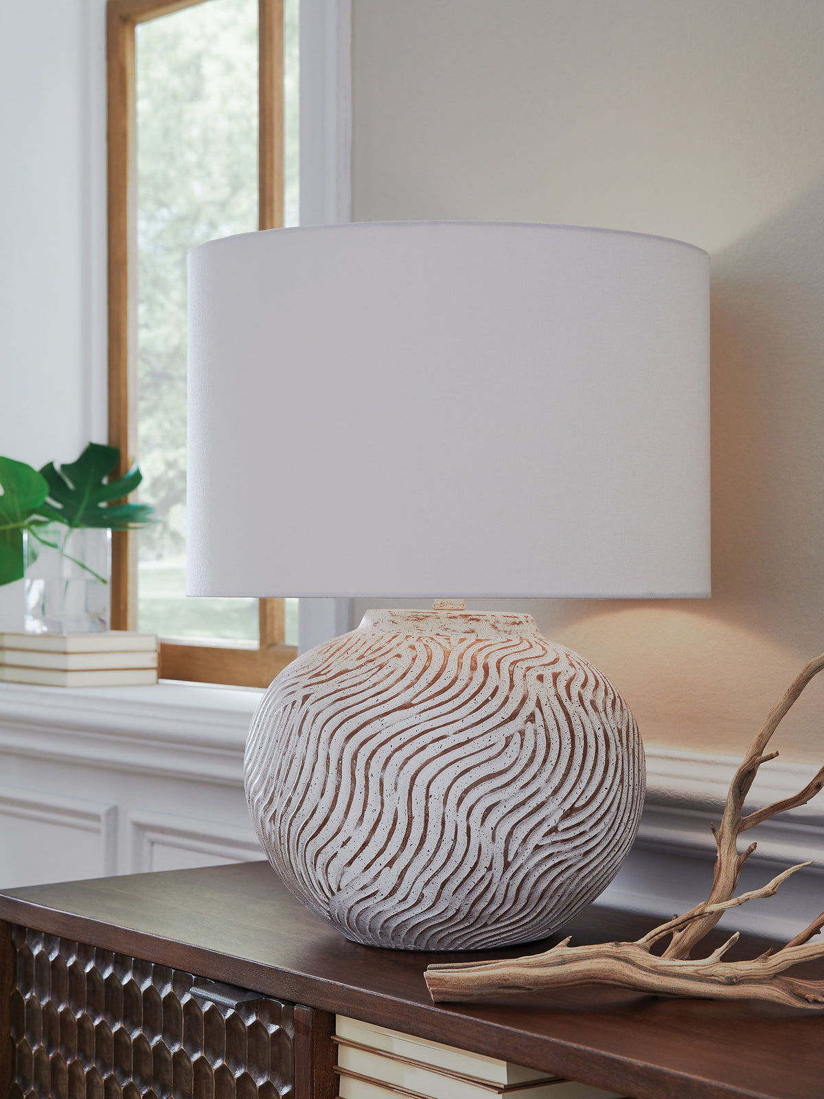 Vien - Terracotta Table Lamp - Distressed White by Ashley – view 3