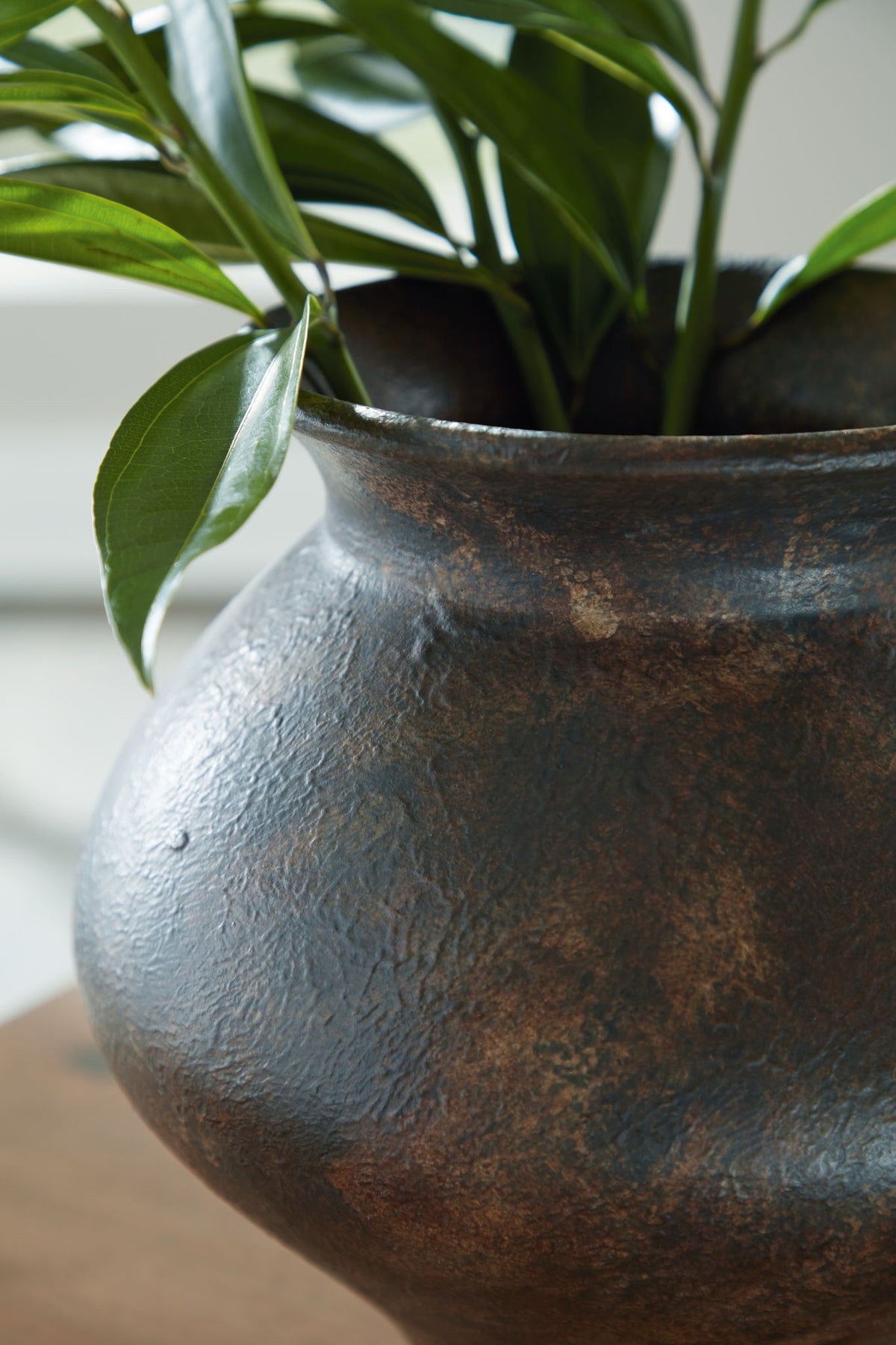 Laddlow - Vase - Antique Brown by Ashley – view 3