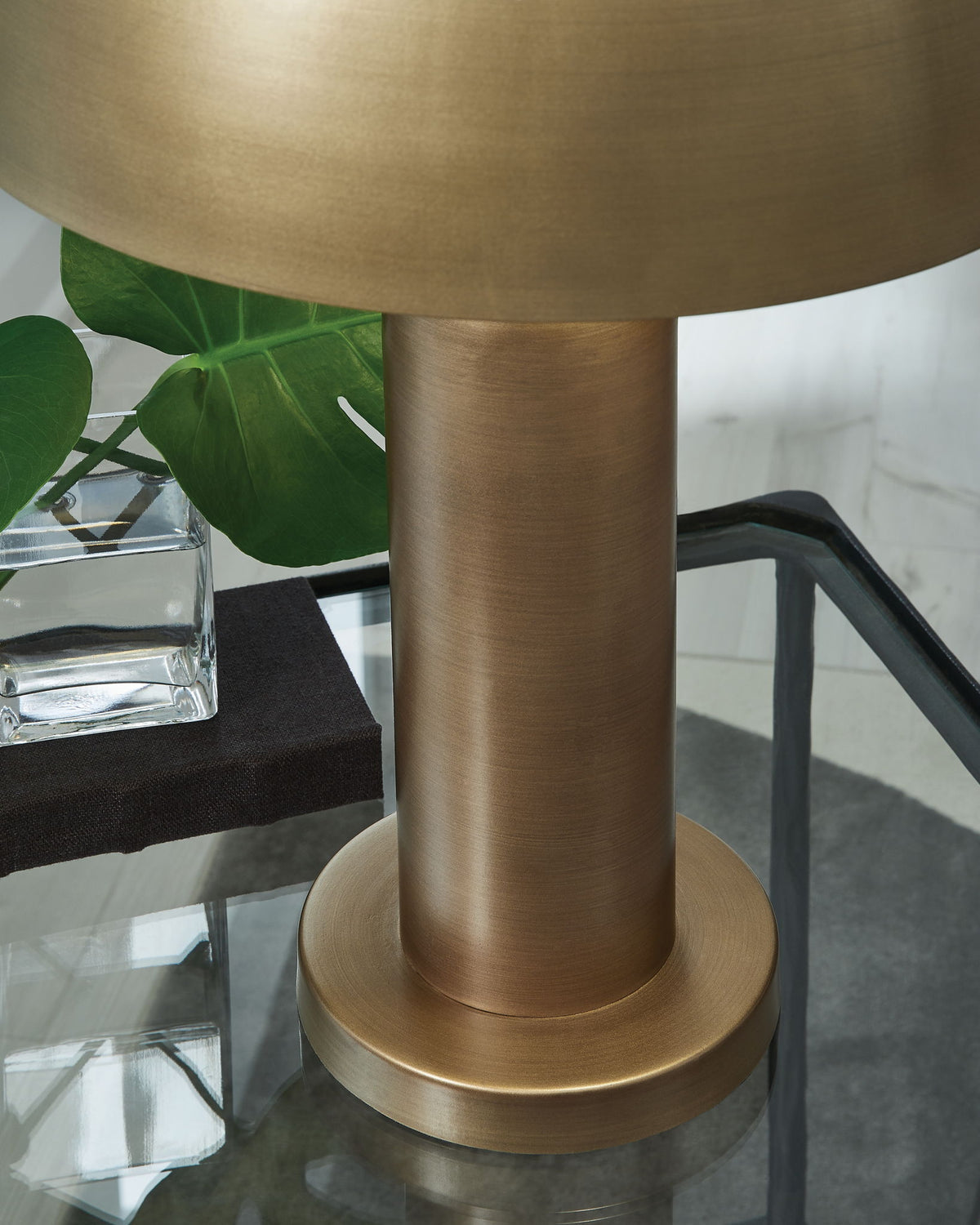 Wendfield - Metal Lamp by Ashley – view 6