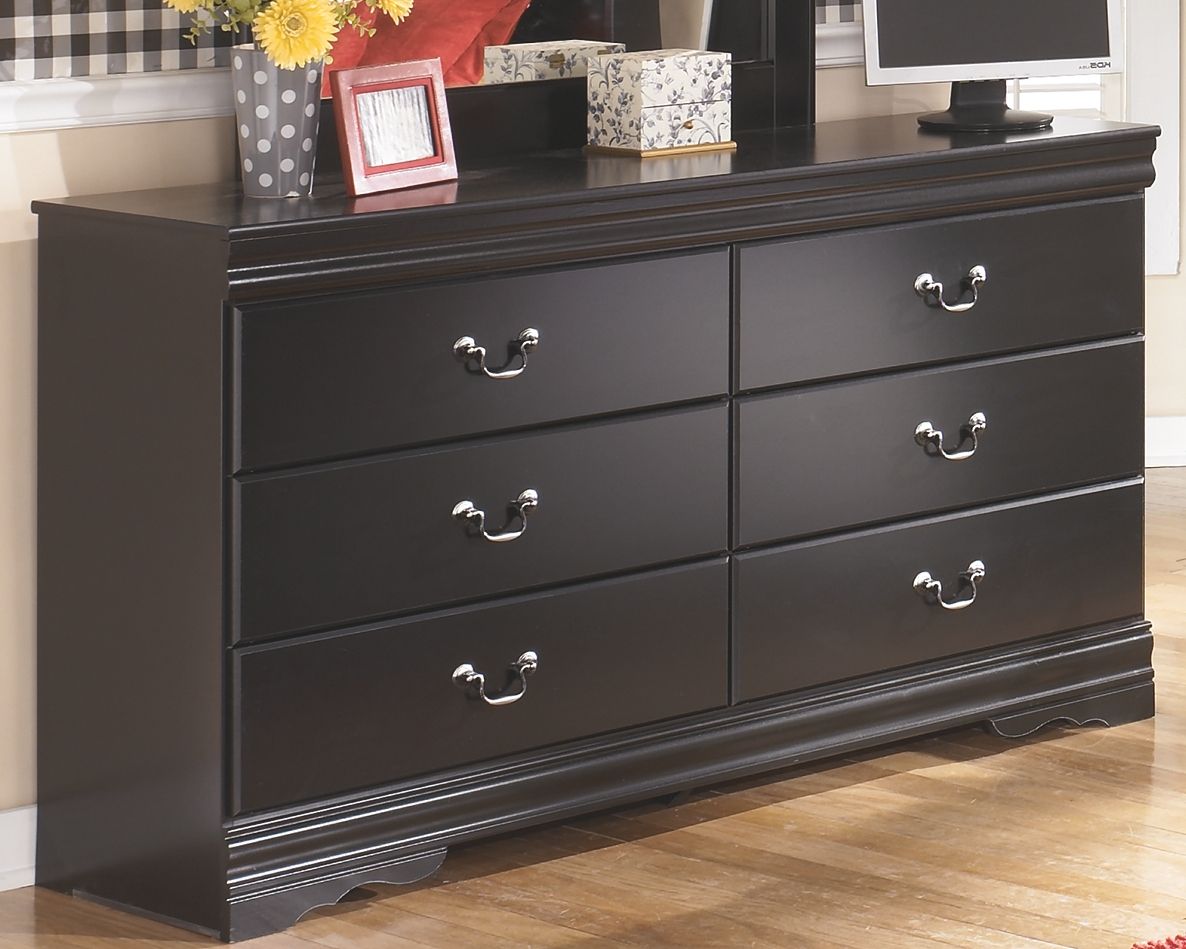 Huey Vineyard - Six Drawer Dresser - Black by Ashley – view 3