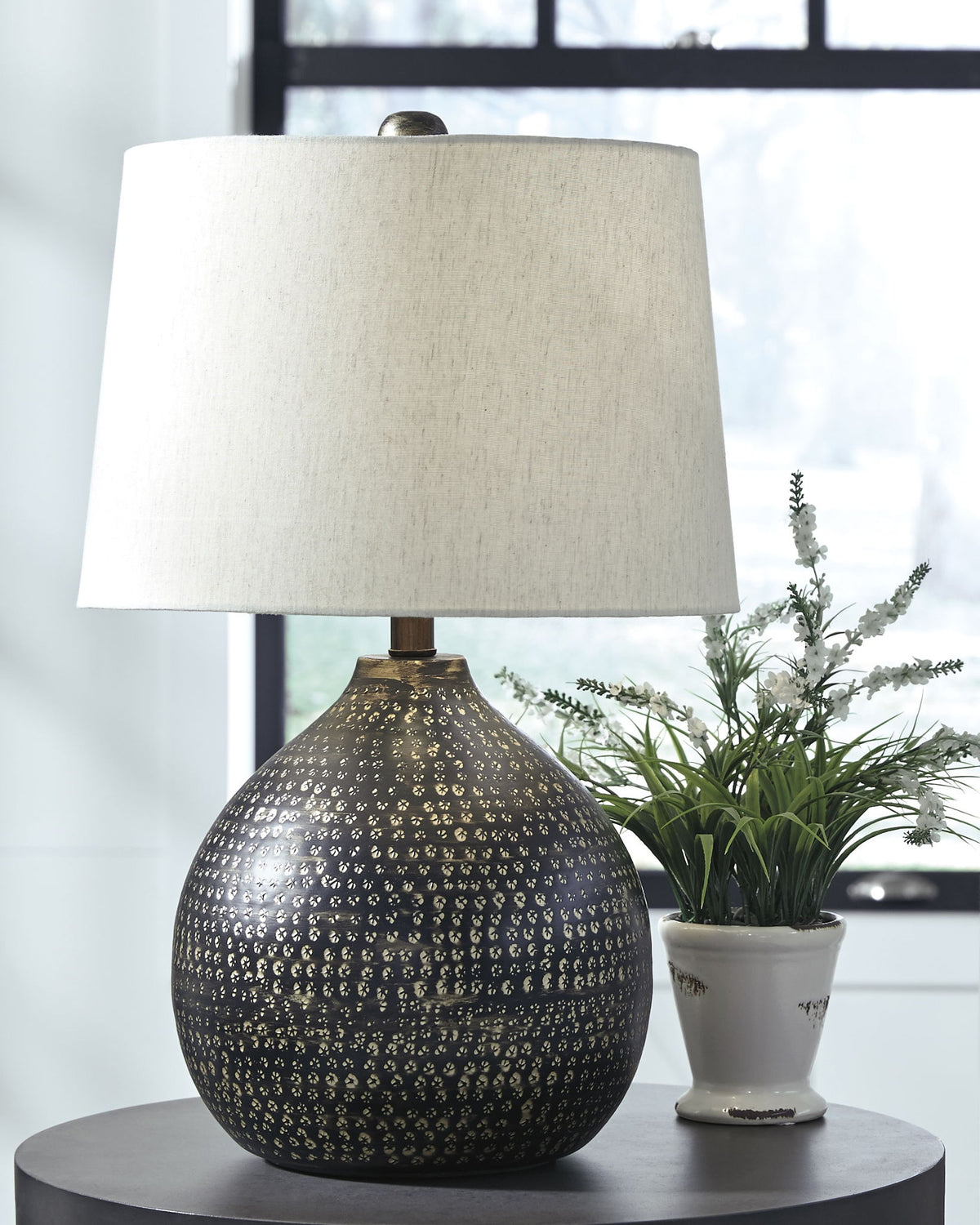 Maire - Metal Table Lamp  - Black / Gold Finish by Ashley – view 3